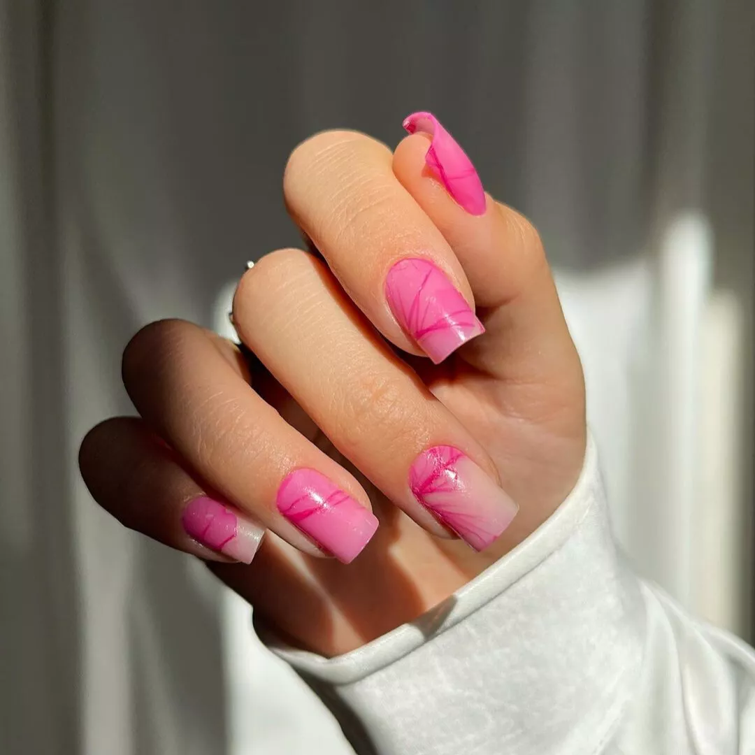 Pink ombre short square-shaped nails with fuchsia pink streaks