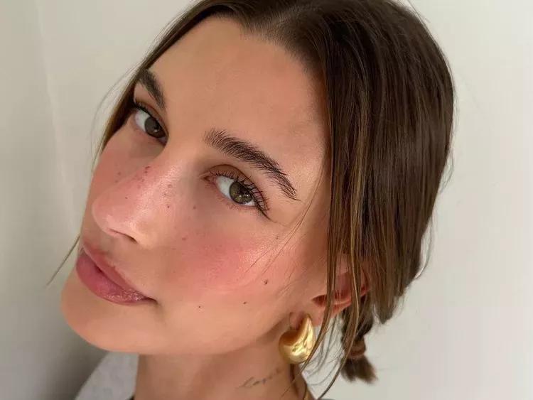 Hailey Bieber's pink makeup look