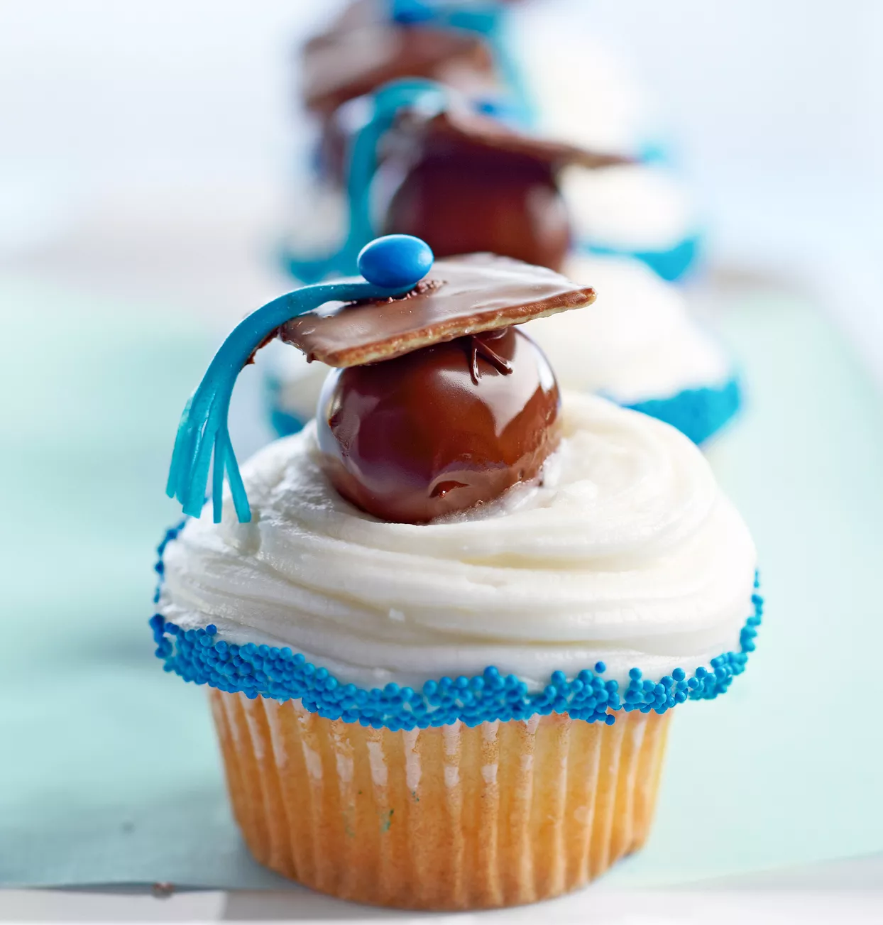 graduation themed cupcakes