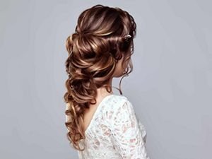 Brunette woman with long and shiny curly hair-min.jpeg